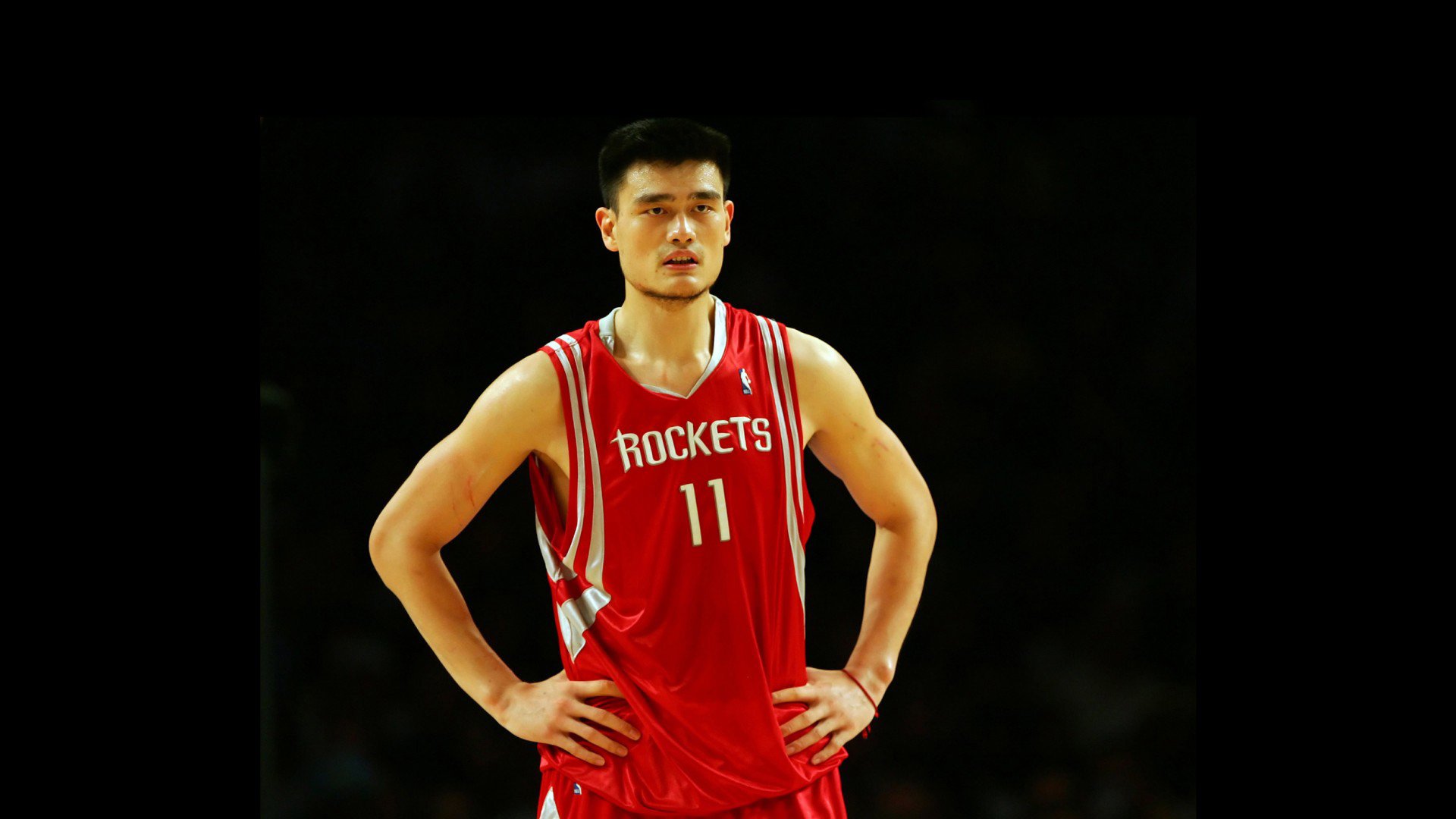 明星球员球场对决，篮球赛事引爆全场热情，明星篮球表演赛